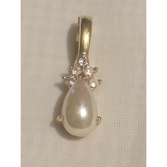 Roman Jewelry - Vintage roman faux pearl drop pendent. Gold Tone